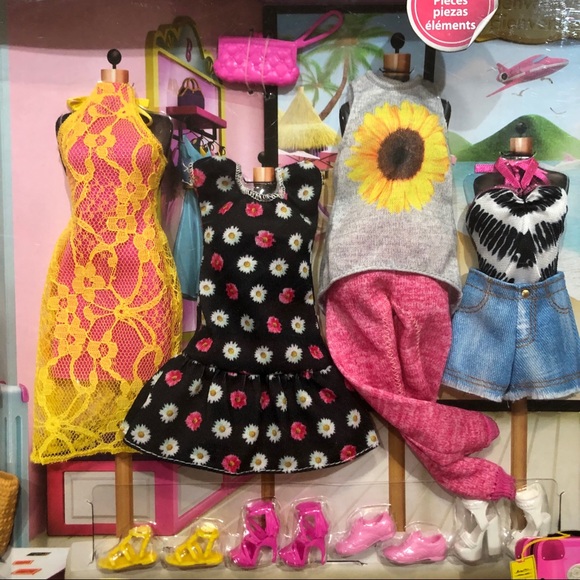 Barbie Retired Pink Passport 10 Piece Doll Set (OH) - Picture 4 of 8